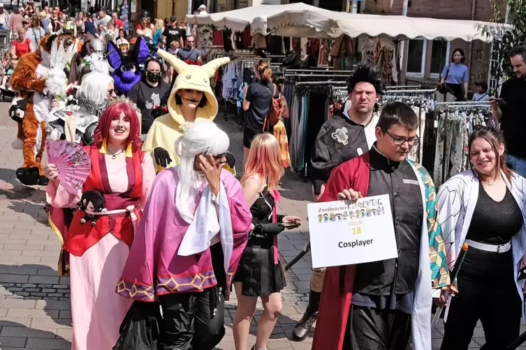 Zum Kindertag geh&ouml;rte auch ein Umzug durch die Fu&szlig;g&auml;ngerzone. 