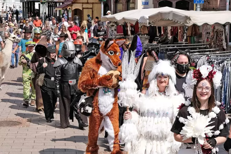 Zum Kindertag geh&ouml;rte auch ein Umzug durch die Fu&szlig;g&auml;ngerzone. 