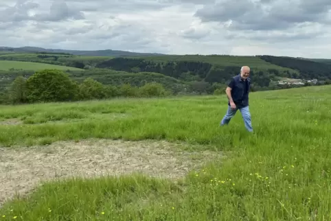 Kurt Ginkel demonstriert das Abmessen eines Feldes mit Wildschaden. 