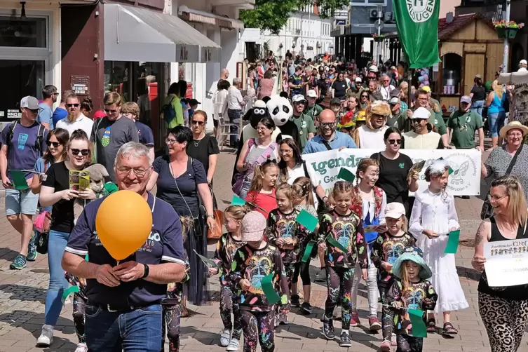 Eine Riesenparade durch die Zweibrücker Fußgängerzone war Teil des Kindertags am Sonntag. 