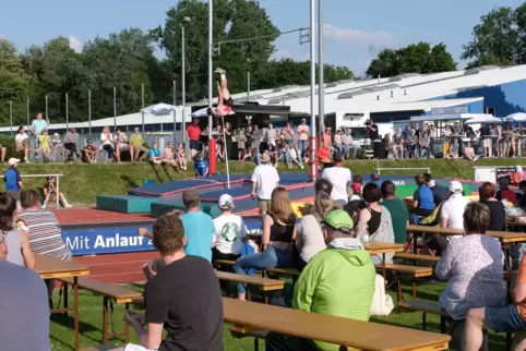 An den Biertischgarnituren neben der Stabhochsprunganlage wäre noch der eine oder andere Platz für weitere Besucher gewesen. 