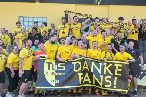 Mannschaft und Fans sind eins, der TuS Knittelsheim ist aufgestiegen.