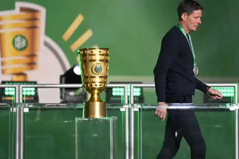 Der wohl schwerste Gang an einem FInalabend, nicht nur für Oliver Glasner: Vorbei am Pokal, ohne ihn in die Hand nehmen zu dürfe