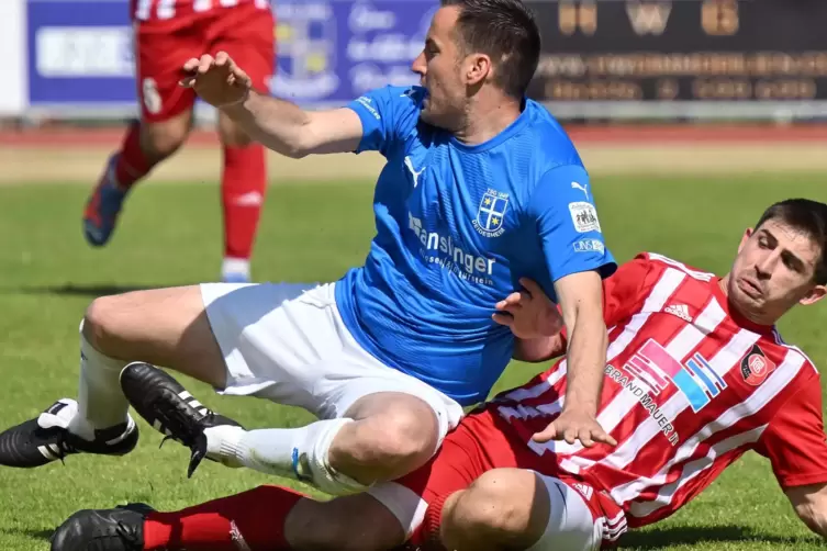 Zweikampf zwischen Danko Boskovic (blau/TSG) und dem Bellheimer Sascha Kopf.