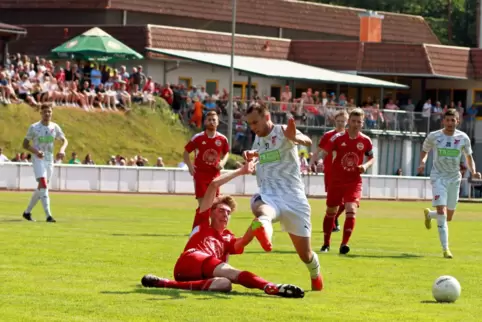 Kaum zu bremsen: SGE-Stürmer Marvin Hahn (weißes Trikot). 