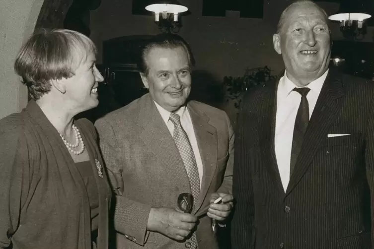 Siegfried Perrey (rechts) mit seiner Frau Marianne und Willi Daume, von 1961 bis 1992 Präsident des Nationalen Olympischen Komit