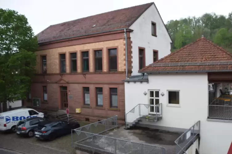 Das sanierungsbedürftige alte Schulhaus in Bundenthal könnte von der Dorferneuerung profitieren.