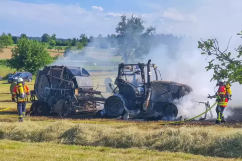 Traktor und Heuballenpresse brannten völlig aus.