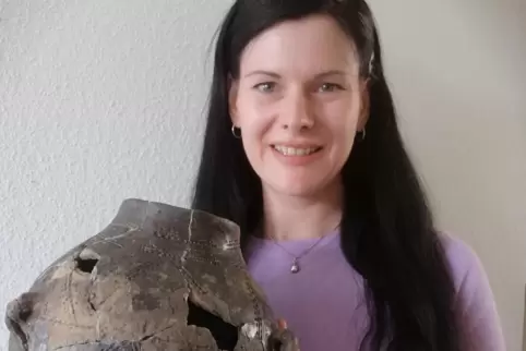 Eva Häussler untersucht die Herunft der in Herxheim gefundenen Keramikscherben. 