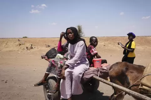 Menschen fliehen vor den Kämpfen im Sudan in den Südsudan. 