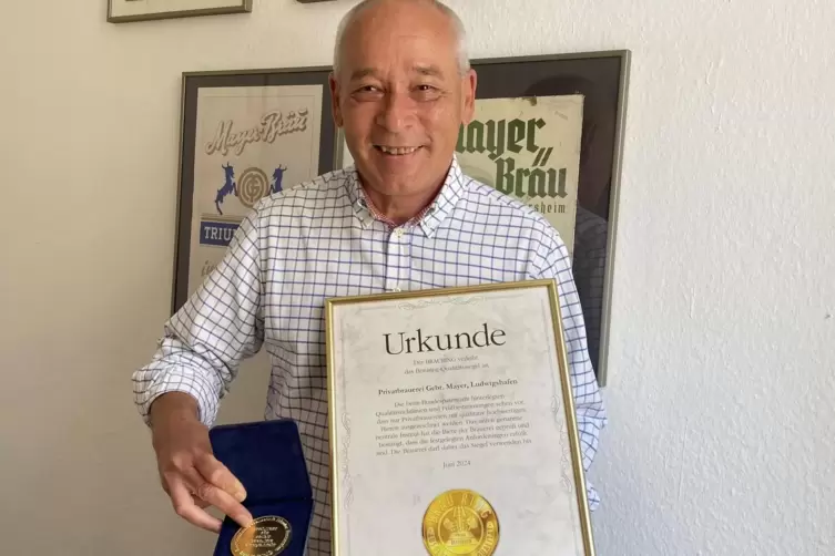 Brauereichef Frank Mayer freut sich &uuml;ber die Auszeichnung 