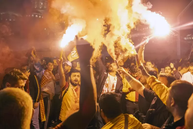 Fans von Galatasaray Istanbul feiern den 23. türkischen Meistertitel ihres Vereins. In Worms ging ein Fan am Sonntagabend mit se