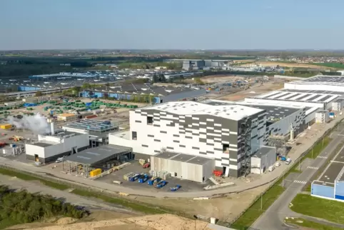 Links neben Block 1 der Batteriezellfabrik im französischen Douvrin werden noch zwei weitere Gebäude in dieser Dimension entsteh