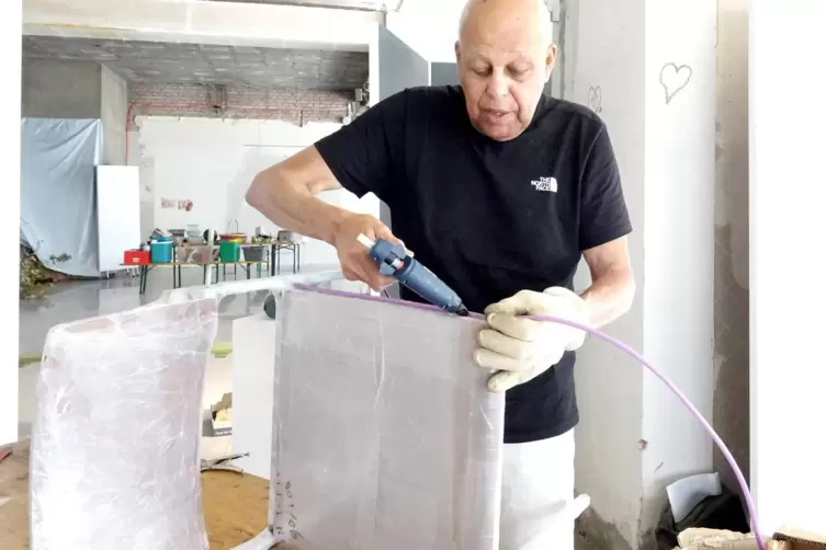  Stuhl, Verpackungen und Kabel: Ab Marte verwendet Abfallmaterialien f&uuml;r seine Installationen und Skulpturen.