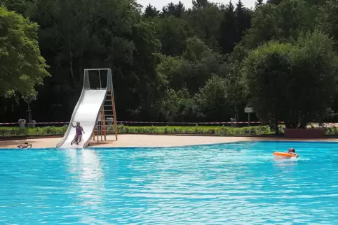 Nur wenige Badegäste trauten sich am Sonntag ins ungeheizte Wasser des Contwiger Freibades. 