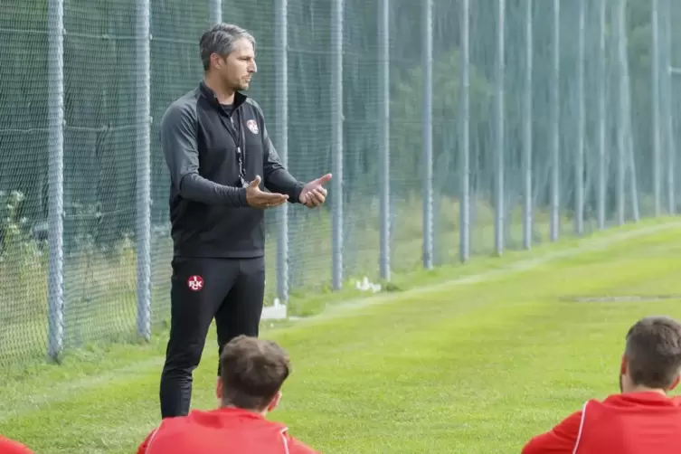 Alexander Bugera bereitet seine Spieler der FCK-U19 auf die beiden entscheidenden Spiele vor, die den Aufstieg in die Bundesliga