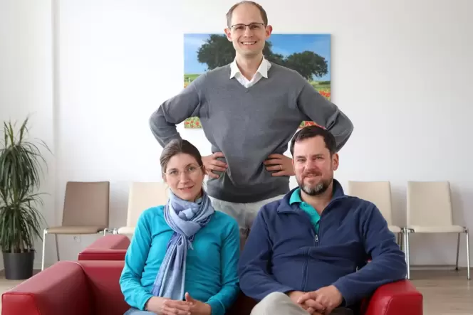 Südpfalz-Docs-Vorsitzender Jonas Hofmann-Eifler (hinten) mit Iris Pappenberger und Sven Gierhan, den neuen Hausärzten im Landaue