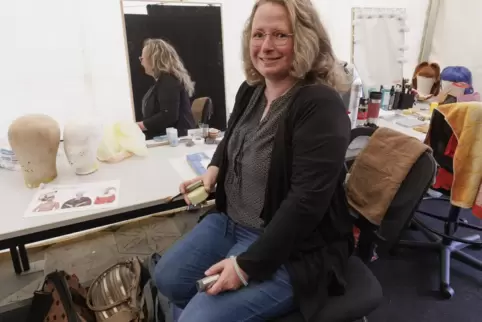 Am provisorischen Arbeitsplatz im Pagodenzelt: Pfalztheater-Maskenbildnerin Anke Busse. 