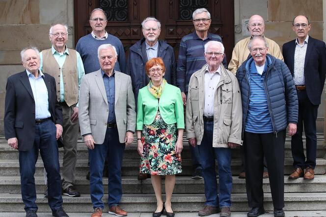 Die »60-Jährigen« treffen sich im Mai: Gruppenbild mit Schulleiter Hartmut Loos (rechts).