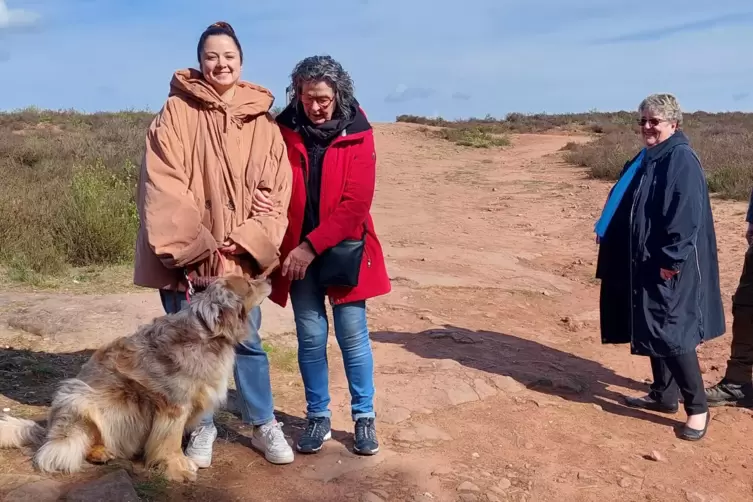 So sollte es sein: Hundehalterin Lisa Welker und ihre Großmutter Edeltraud Welker führen Hund Sammy an der Leine. Monika Rettig 