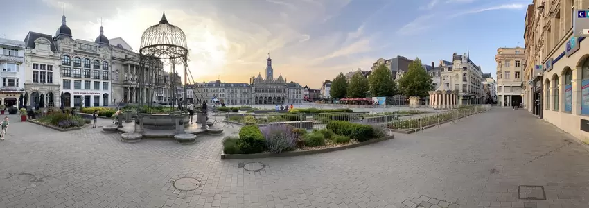 Sieht auf dem Foto deutlich leerer aus, als er es an dem Abend tatsächlich war: der zentrale Platz vorm Rathaus in St. Quentin.
