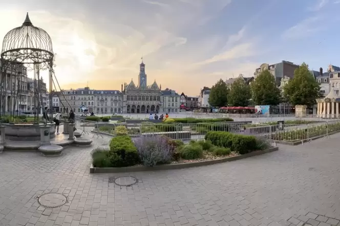 Sieht auf dem Foto deutlich leerer aus, als er es an dem Abend tatsächlich war: der zentrale Platz vorm Rathaus in St. Quentin.