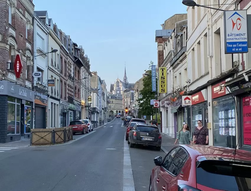 In der Rue Émile Zola, die hoch zum Rathaus führt, laden zahlreiche kleine Geschäfte zum Stöbern ein. Es gibt aber auch Leerstän