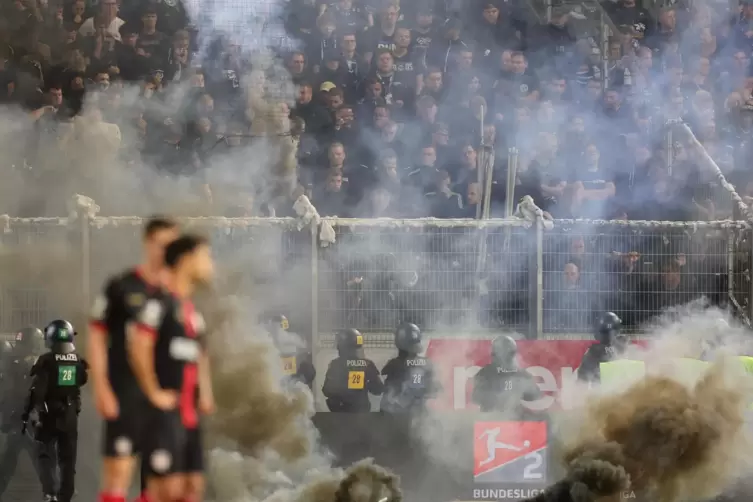 Wegen der Ausschreitungen im Hinspiel in Wiesbaden tritt Arminia Bielefeld im Rückspiel am Dienstag mit Trikots mit dem Slogan „