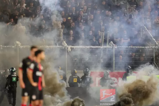Wegen der Ausschreitungen im Hinspiel in Wiesbaden tritt Arminia Bielefeld im Rückspiel am Dienstag mit Trikots mit dem Slogan "