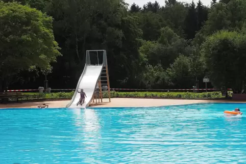 Nur wenige Badegäste trauten sich am Sonntag ins ungeheizte Wasser des Contwiger Freibades. 