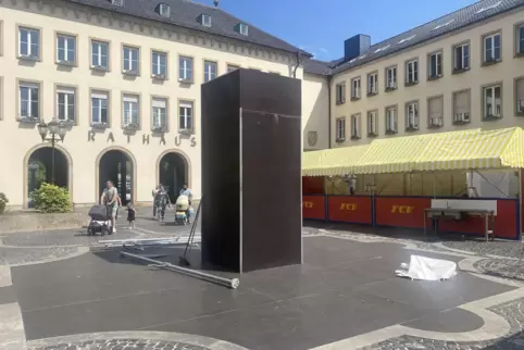 Noch nicht aufgehübscht: die Verkleidung des Erkenbertbrunnens. Rundherum läuft schon der Aufbau des FCV-Standes. Noch nicht aufgehübscht: die Verkleidung des Erkenbertbrunnens. Rundherum läuft schon der Aufbau des FCV-Standes.