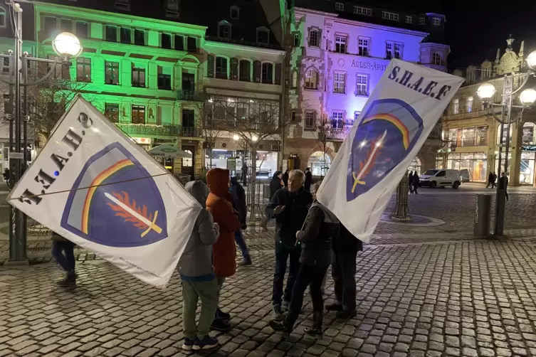 SHAEF-Flaggen waren bei Montagsspaziergängen zu sehen. Auch in Siebeldingen hängt noch eine aus. 