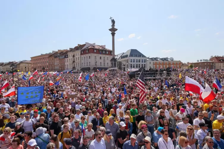 In Warschau haben Hunderttausende Menschen gegen die PiS-Regierung demonstriert. 