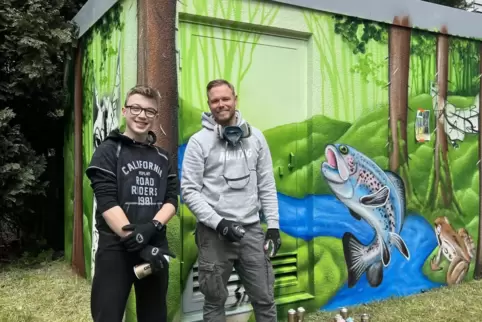 Schüler Leander Lott und Graffiti-Künstler Daniel Ferino haben die Trafostation „Wiesenthal“ neu gestaltet. 