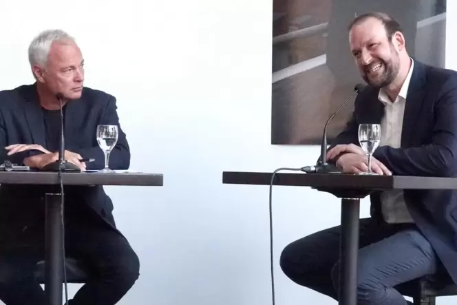 Schlichtweg überzeugend: Pfalzgalerie-Chef Steffen Egle (rechts) im Gespräch mit RHEINPFALZ-Kulturredakteur Fabian R. Lovisa