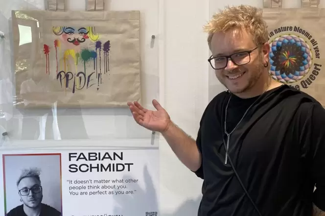 Fabian Schmidt, Modedesigner aus Saarbrücken, zeigt im Outlet Flagge.