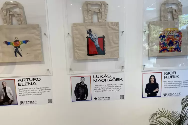 Auch die Taschen, die queere Künstler anderswo in Europa gestaltet haben, gibt es jetzt in dem Sonder-Store im Zweibrücker Outle