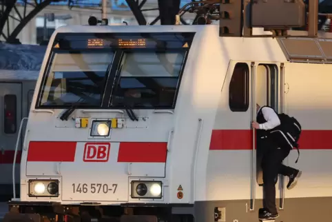 Mit einer Zeitarbeitsfirma will die GDL vor allem der Deutschen Bahn Lokomotivführer abspenstig machen.