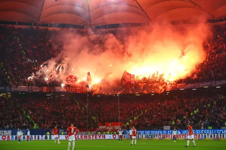 Oktober 2022: FCK-Fans zünden Feuerwerk im Hamburger Volksparkstadion. 