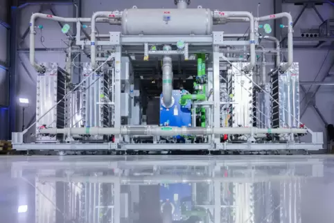  Blick auf einen Elektrolyseur: Die Anlage zerlegt mithilfe von elektrischem Strom Wasser in Wasserstoff und Sauerstoff. 