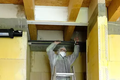 Thomas Hahn, ein Mitarbeiter der Heizungsfirma Scherer aus Höheinöd, beim Rückbau der Leitungen im Gebäude. 