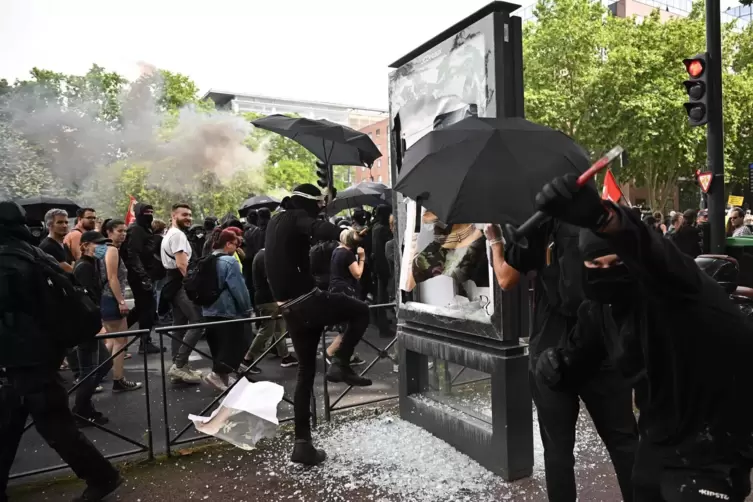 In Toulouse beschädigten Demonstranten eine Werbetafel. Ansonten verliefen die Proteste überwiegend friedlich.