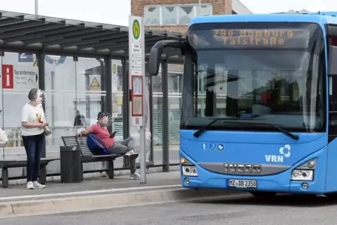 Pünktlich wie der Maurer: der Bus nach Homburg am Dienstagnachmittag um 13.40 Uhr. Am letzten Freitag im Mai hat das nicht so ga