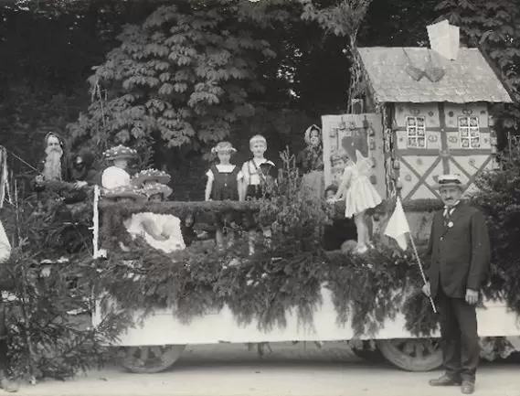 Das Märchen Rübezahl wurde auf einem Wagen dargestellt.