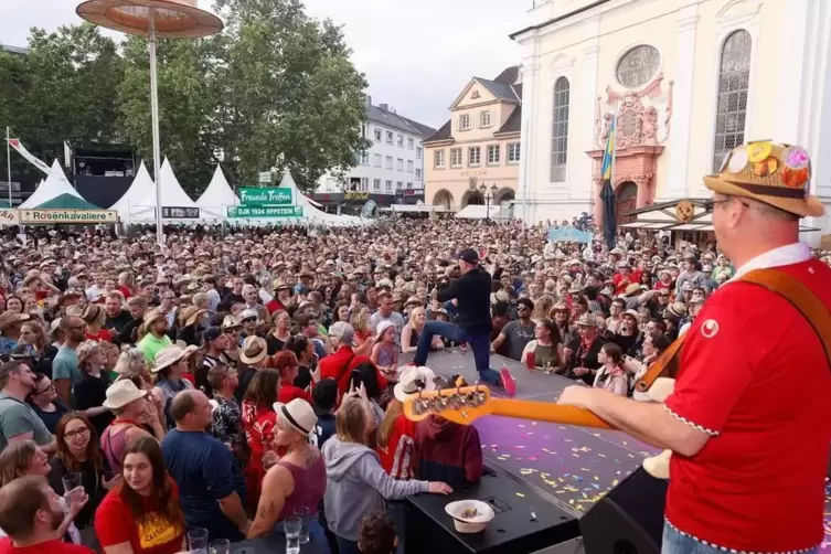 Viele Menschen, beste Musik: Strohhutfest .