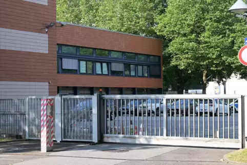 Mit einer Kette lassen sich Tore wie dieses offenbar leicht blockieren – obwohl das Areal von einer Kamera überwacht wird. 
