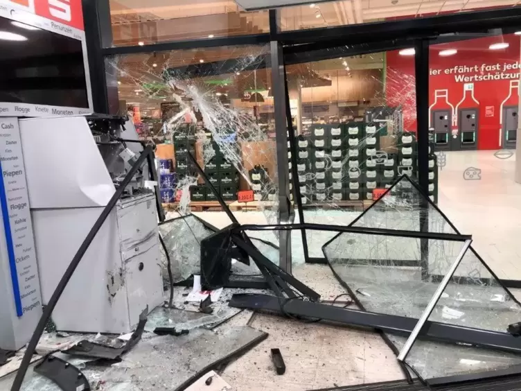 Mit brachialer Gewalt wollen Verbrecher 2020 den Geldautomaten im Kaufland knacken. 