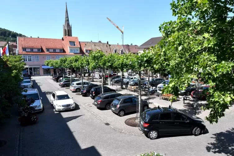 Parken und Fahren ist auf dem Dürkheimer Stadtplatz erlaubt. Einige Menschen wünschen sich die Fläche allerdings autofrei. 