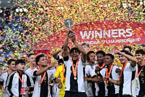 Das deutsche U17-Team mit dem EM-Pokal. 