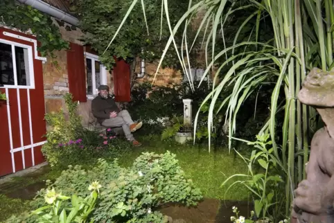Peter Metz in seinem Garten in Hayna. 